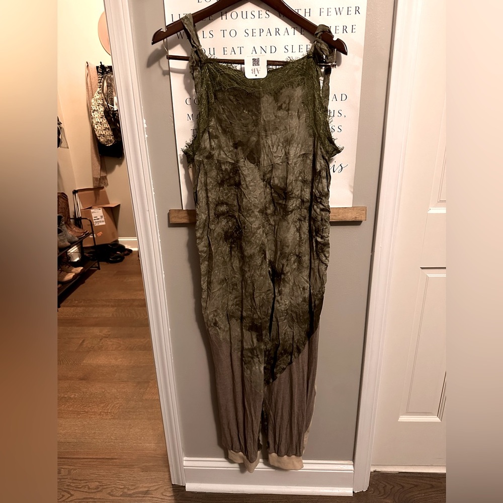 Pants jumper definitely creative fit. Still has tags on it. Lightweight comfort